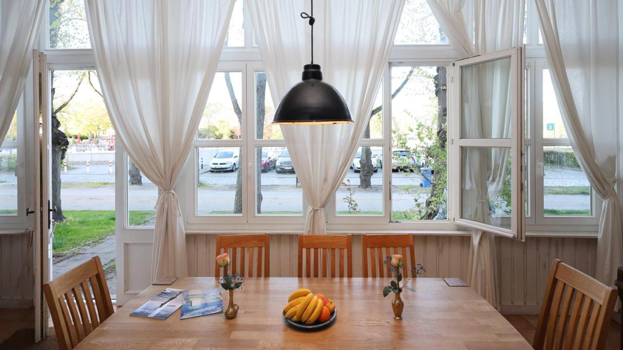 -am Strom 41- In Warnemuende *